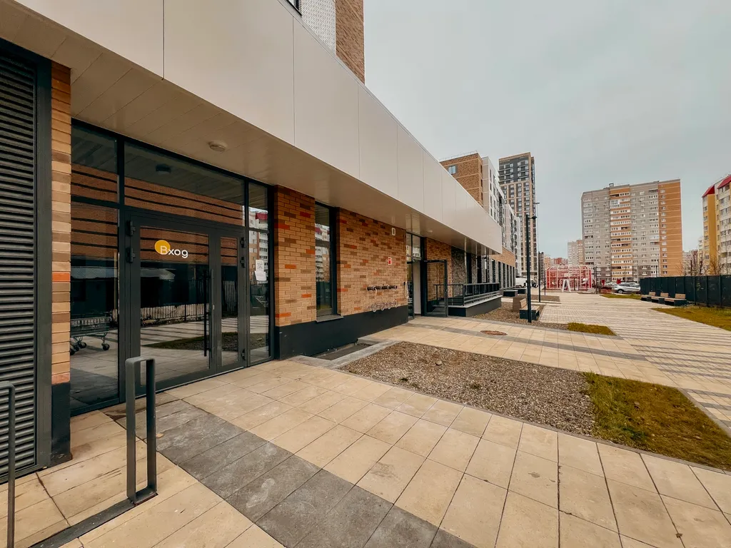 Пpоcторнaя кваpтира c бaлкoнoм и кpасивым видом на город