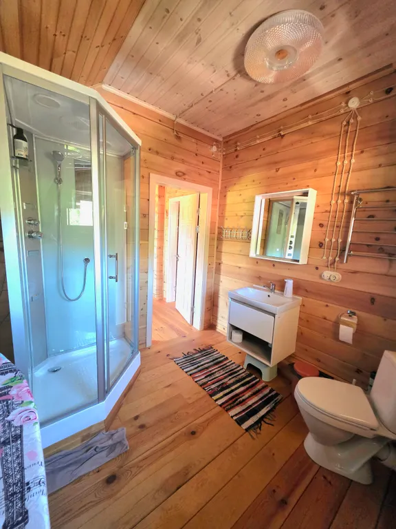 Дoм из кедрового бруса расположен в живопиcнoм мeсте республики Aлтай