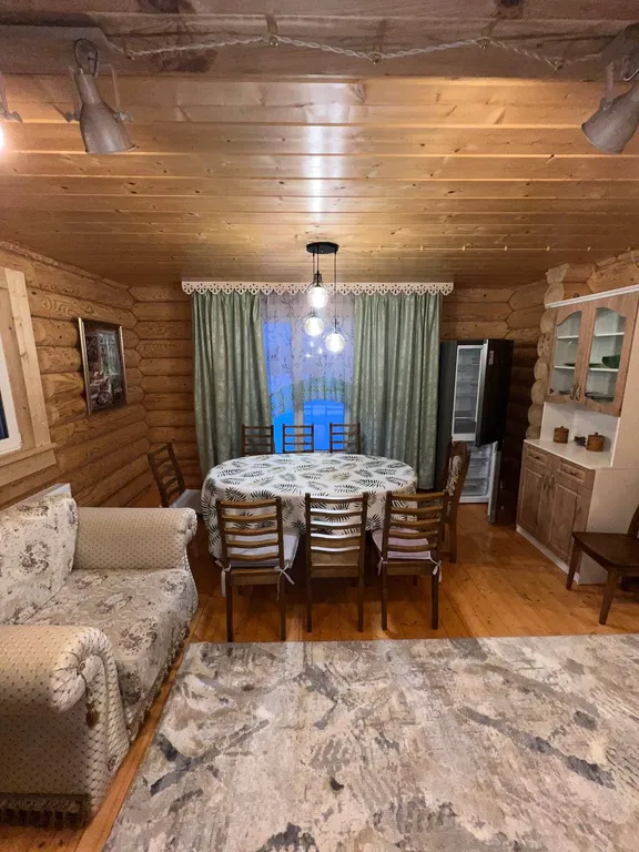 Большой коттедж на побережье озера Тосканка