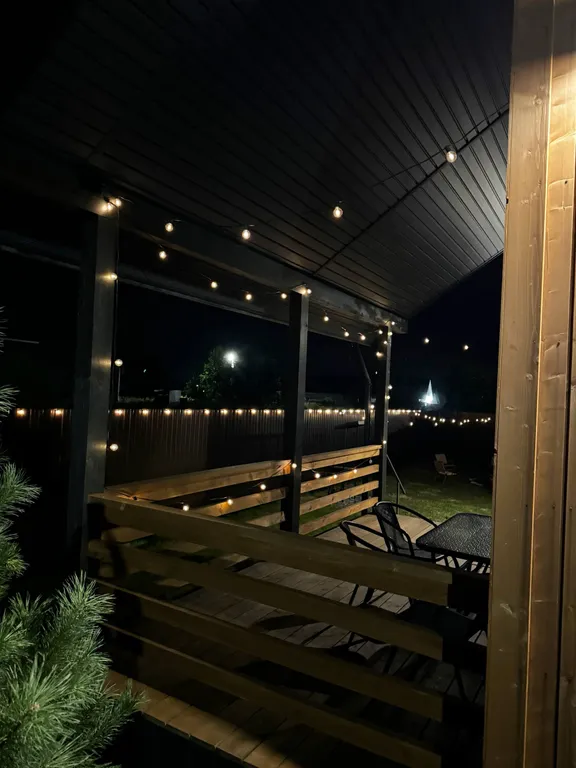 Стильный дом-шале с панорамными окнами, террасой и костровой зоной