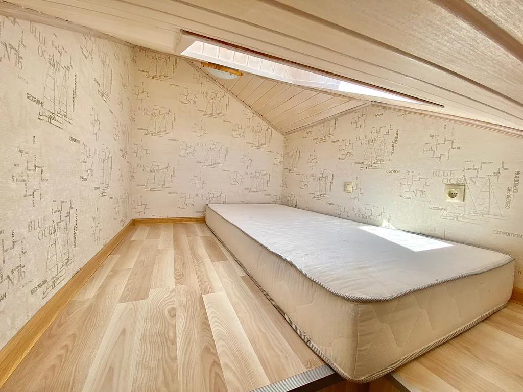 Двухуровневые просторные апартаменты с видом на море.