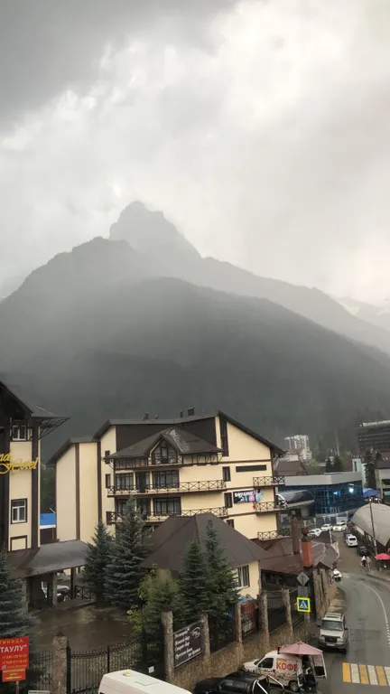 Апартамент с видом на горы в центре