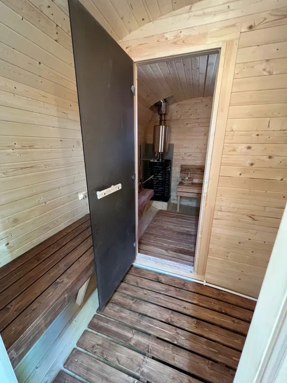 Синий домик в лесу на Живописной улице