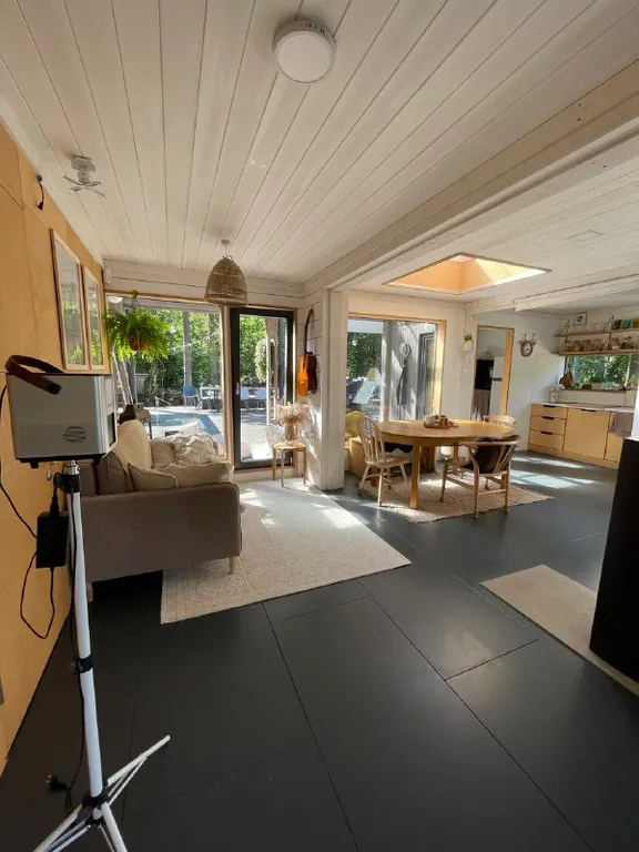 Уютный дом в тишине хвойного леса