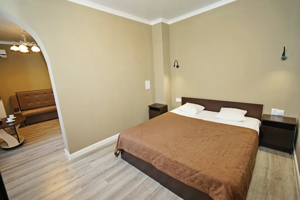 Полулюкс номер до 4 человек,шумоизоляция,рынок,магазины,кафе.