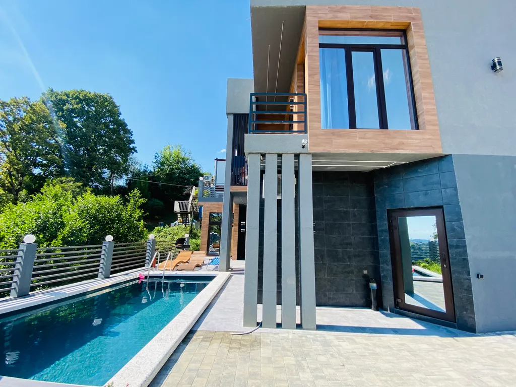 Трехэтажный коттедж с баней и бассейном