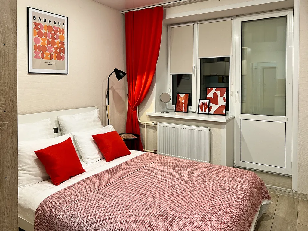 Интересная студия для троих