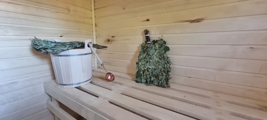 Уютный дом у реки с беседкой и верандой