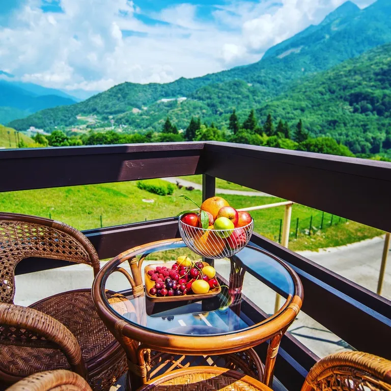 Апартаменты с видом на горы из спальни