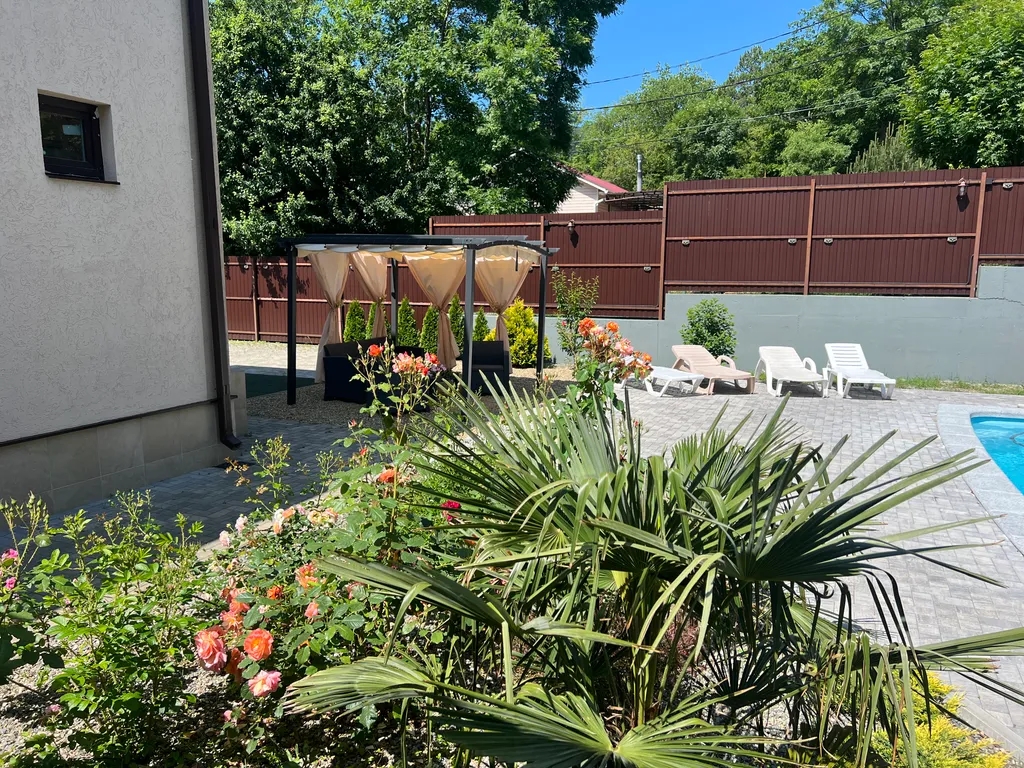 Большой дом с бассейном