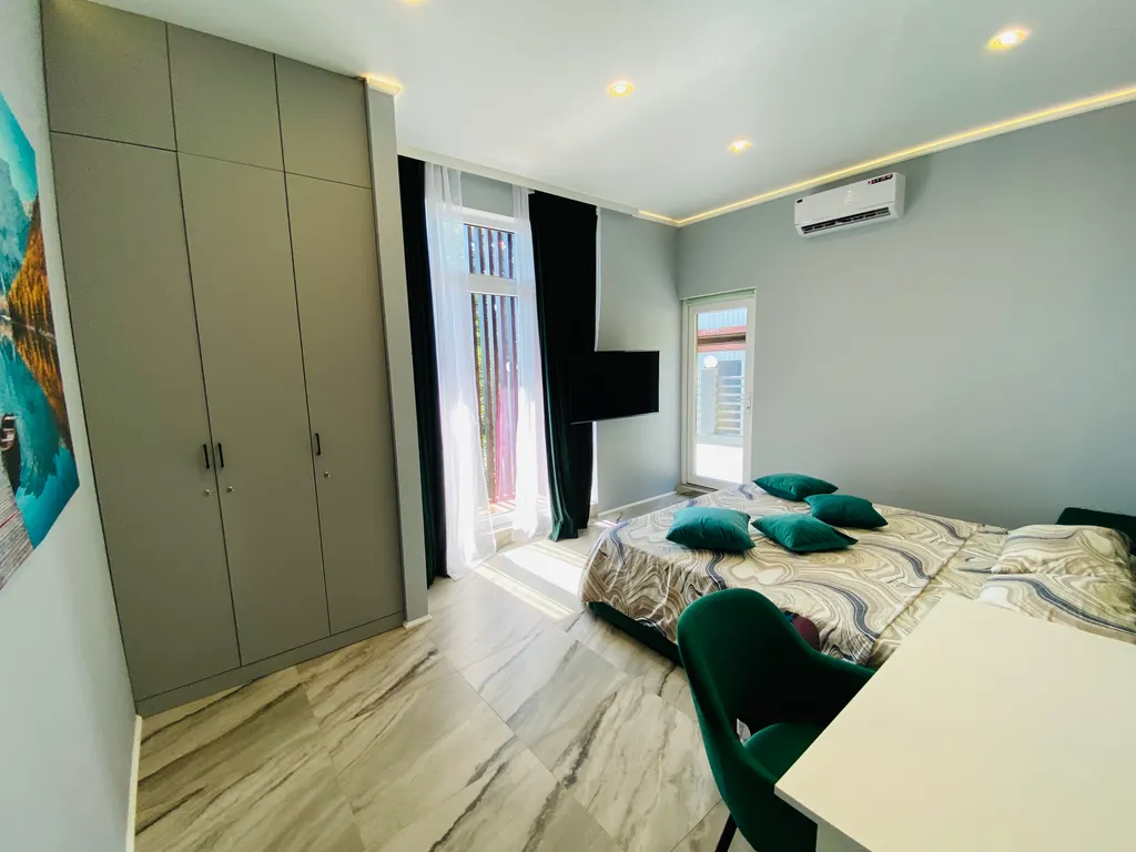 Трехэтажный коттедж с баней и бассейном