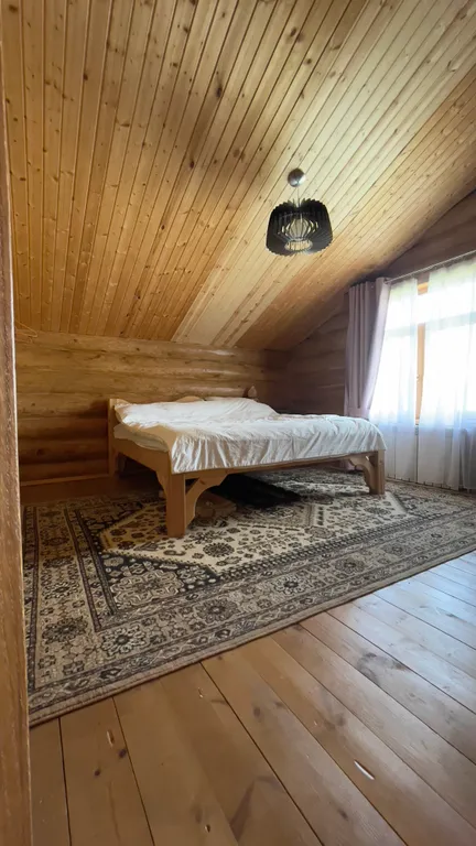 Загородный дом в лесу у реки