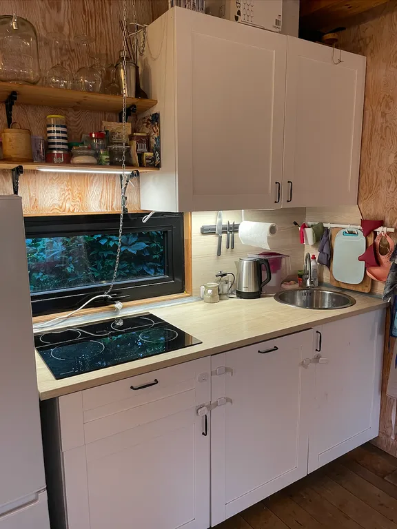 Уютный дом в соснах для семьи