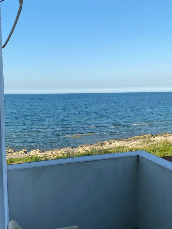 Квартира находится на берегу городского пляжа