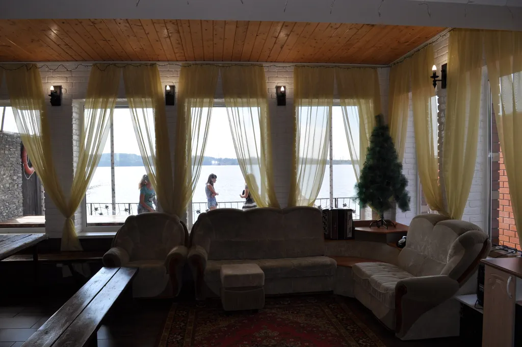 Дом-коттедж на берегу реки