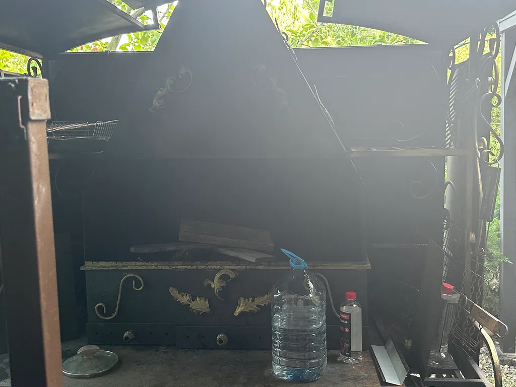 Уютный домик рядом с садом, хвойными деревьями, рядом с тц