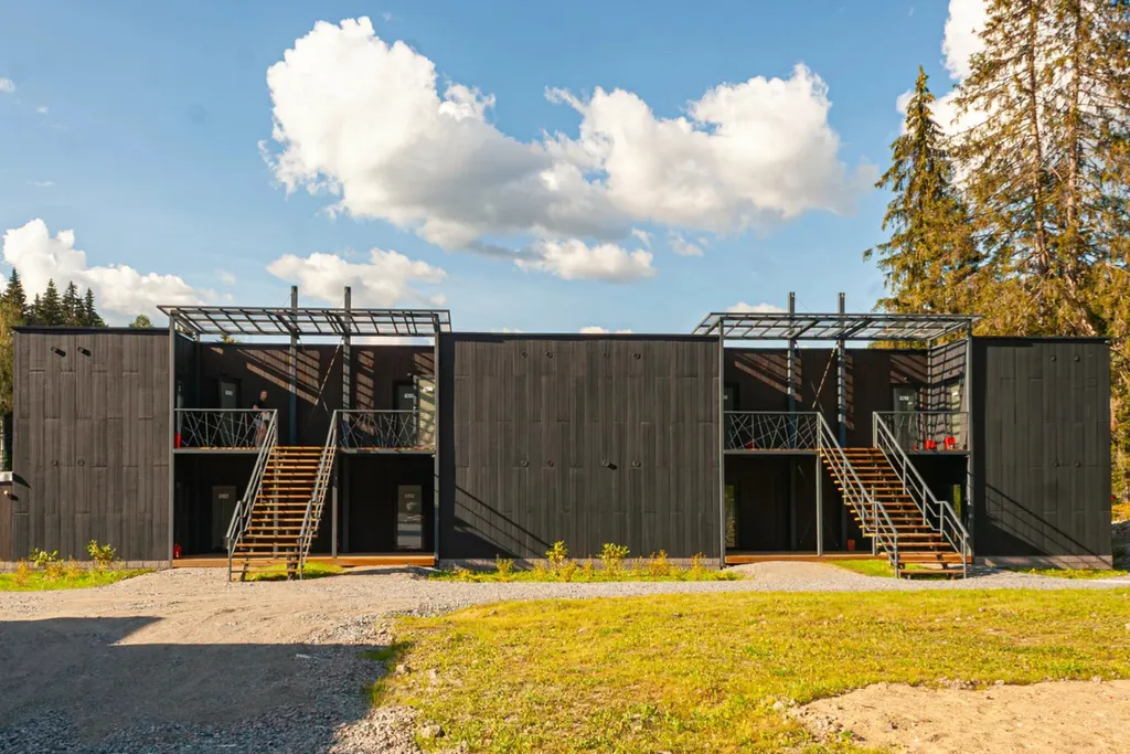 Номер с видом на тихое лесное озеро, лес и гору