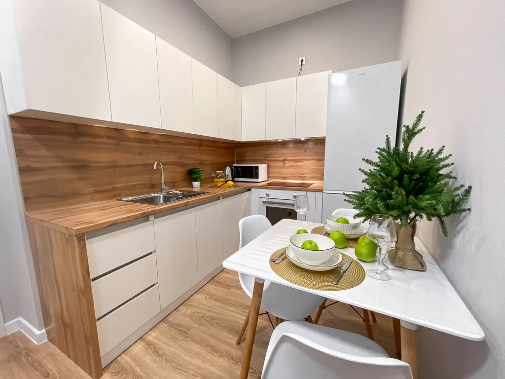 Квартира с большим ТВ у Суворовского училища