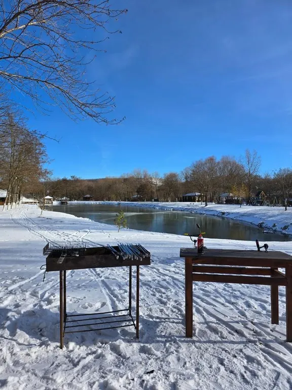 Домик возле озера