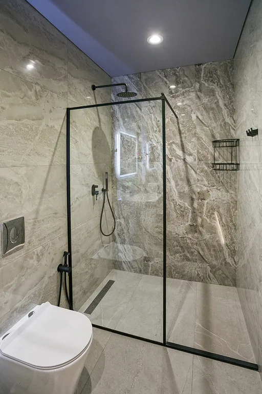 Гранатовый. На большую семью, вид на лес