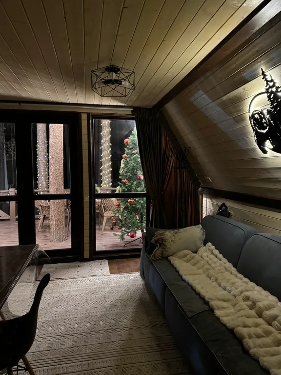 Сказочный дом в лесу с видом на горы