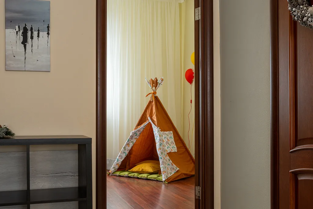 Таун-хаус в современном районе частной застройки