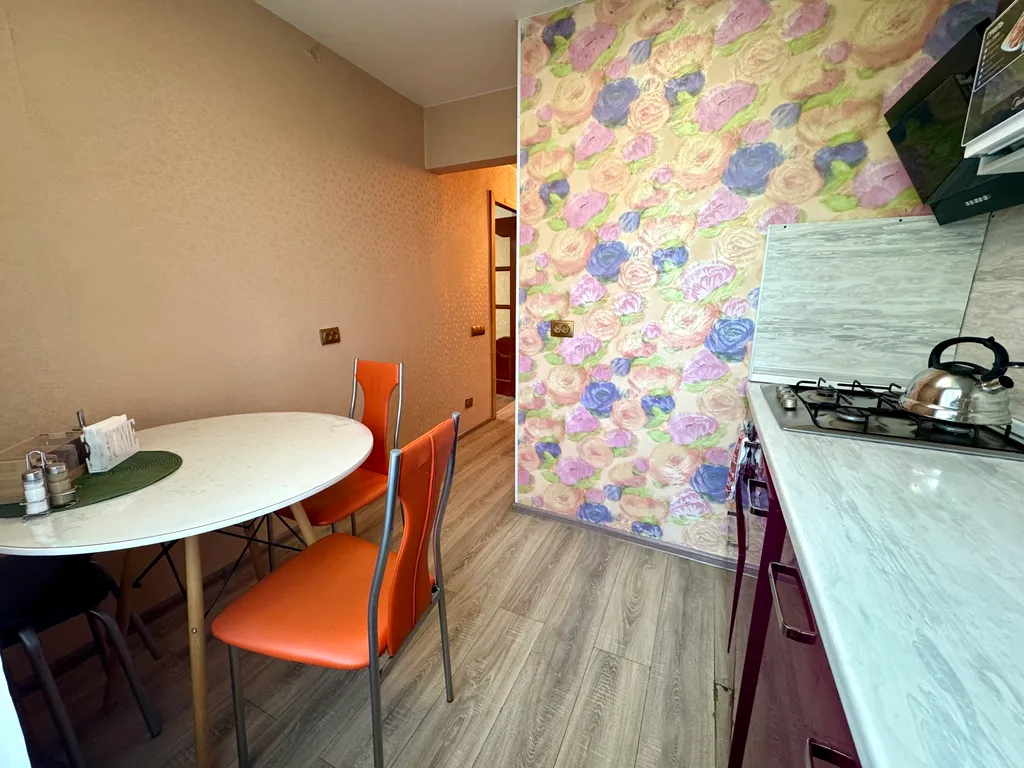 Двухкомнатная квартира люкс класса с камином в центре