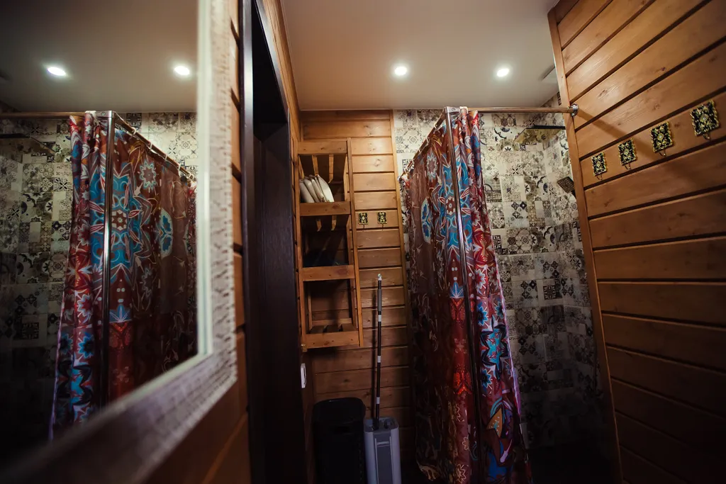 Коттедж в стиле итальянского деревенского дома с видом на озеро