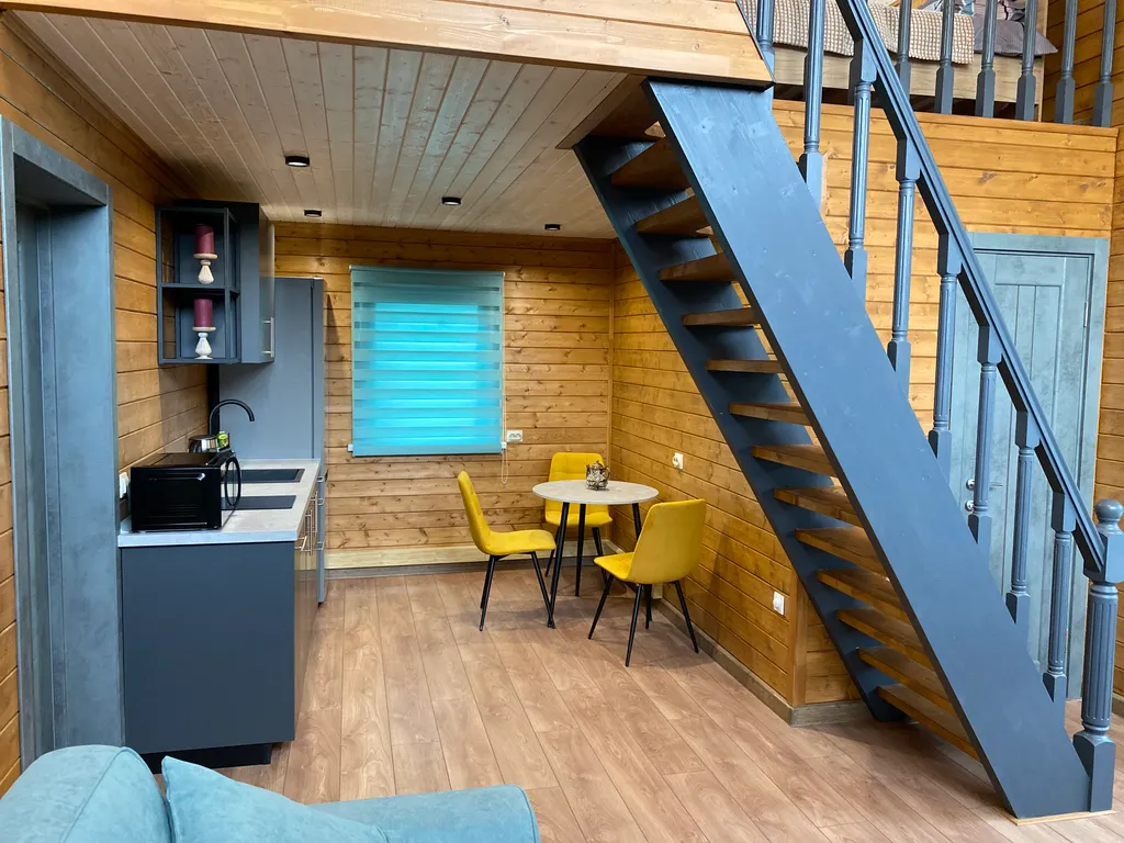 Дом у реки со своим мостком