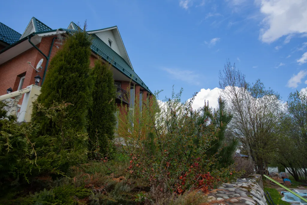 Большой трехэтажный дом