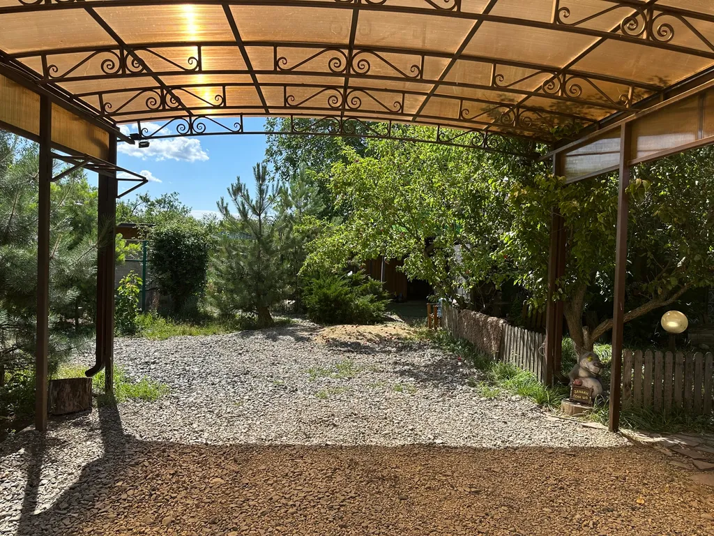 Уютный домик рядом с садом, хвойными деревьями, рядом с тц