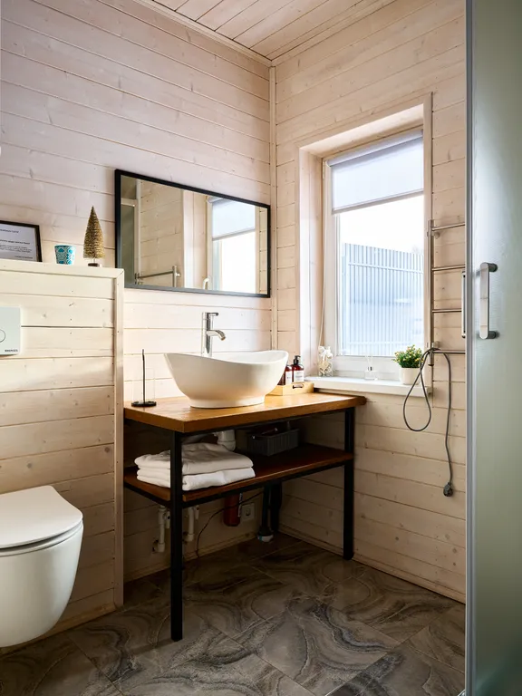 Дом на берегу реки с горячей купелью