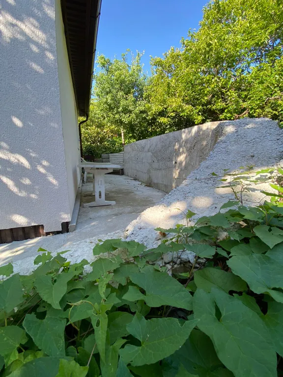 Уютный домик у сада