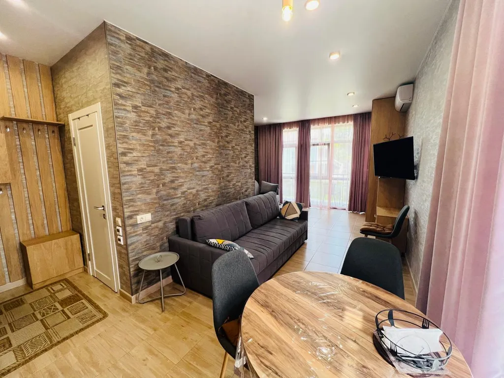 Студия с балконом и бассейном на территории