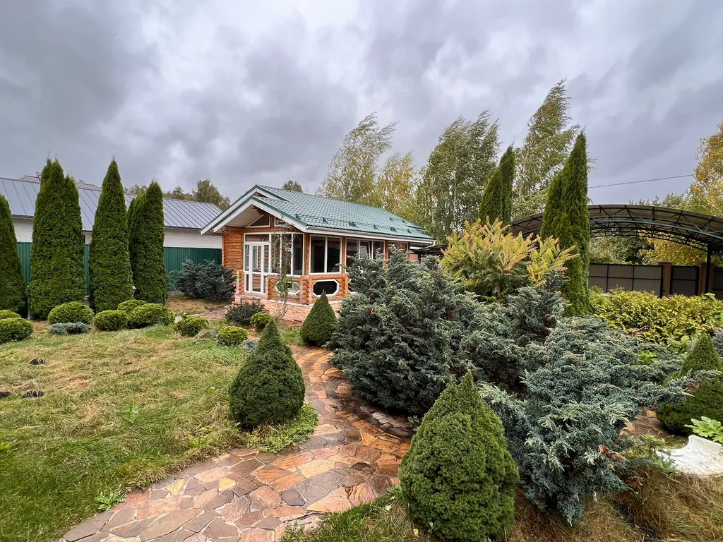 Деревянный коттедж с баней на берегу реки