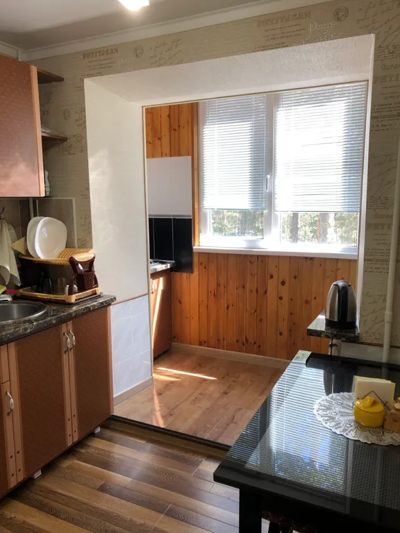 Уютная светлая квартира в лесу среди гор