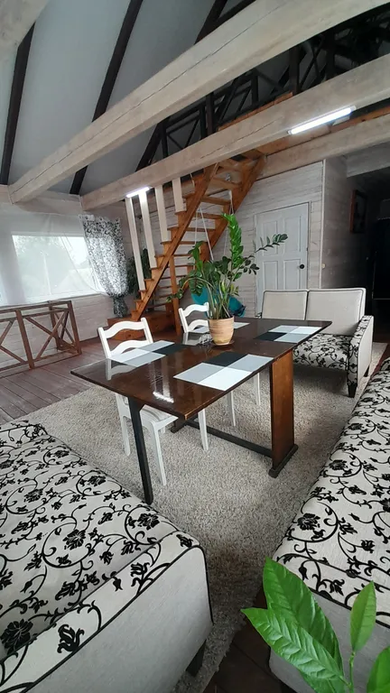 Домик у дуба