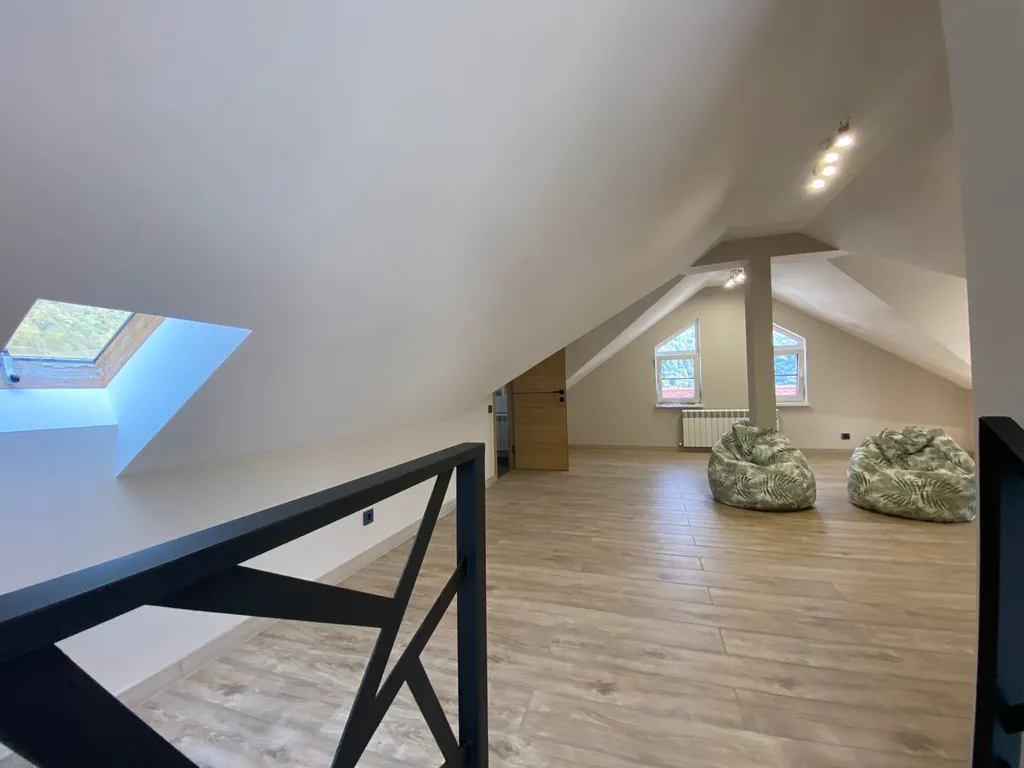 Дом с бассейном и домашним кинотеатром