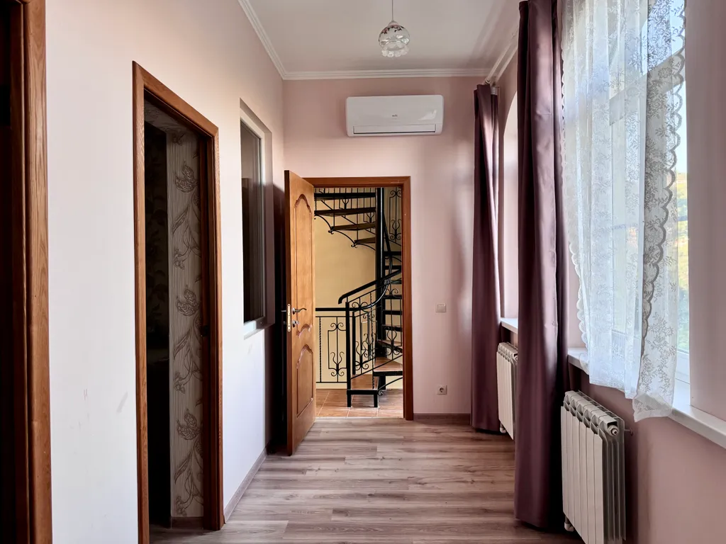 3-этажный дом с садом недалеко от моря