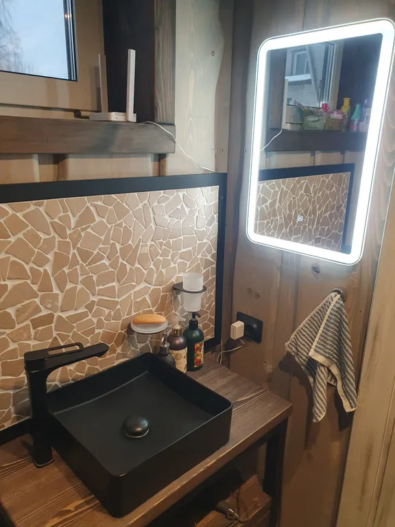 Дом у пруда