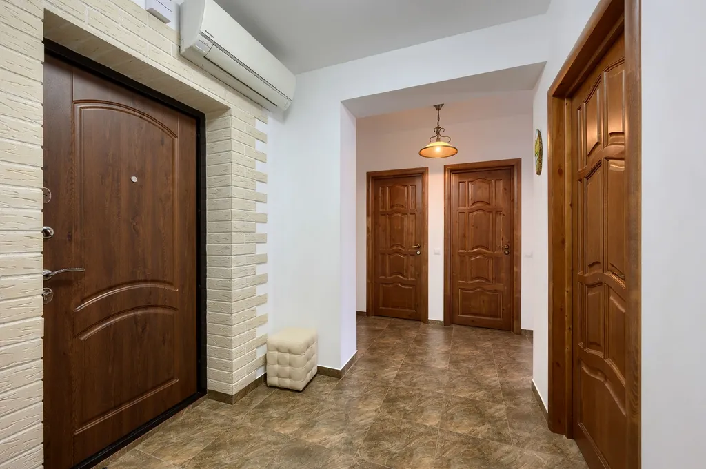 Жизнь с видом реку: огромная лоджия с панорамным остеклением в пол!