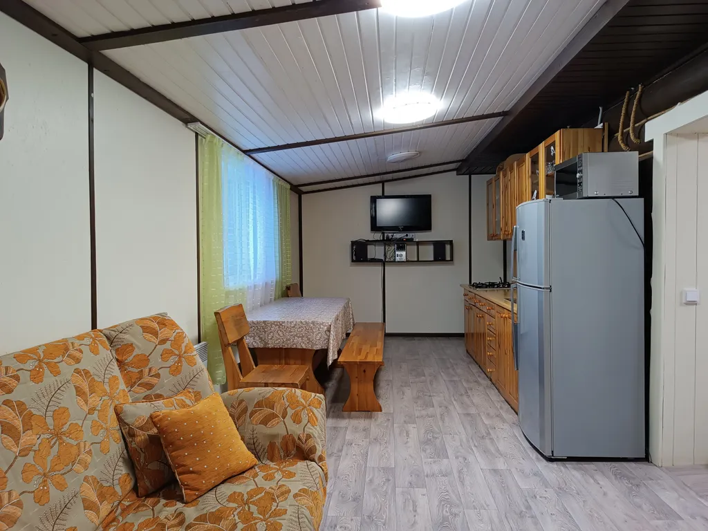 Уютный домик у реки