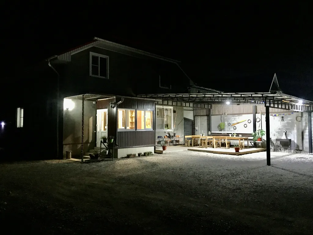 Уютный гостевой дворик в живописном тихом уголке