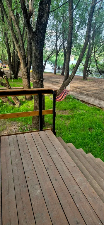 Уютный домик на берегу реки