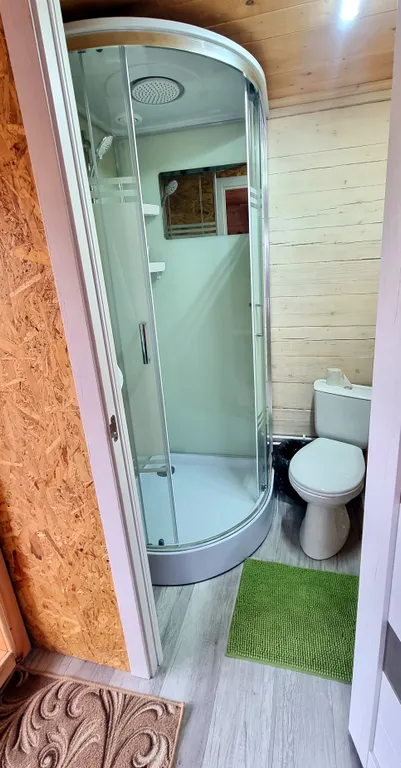 Четырёхместный домик с удобствами внутри