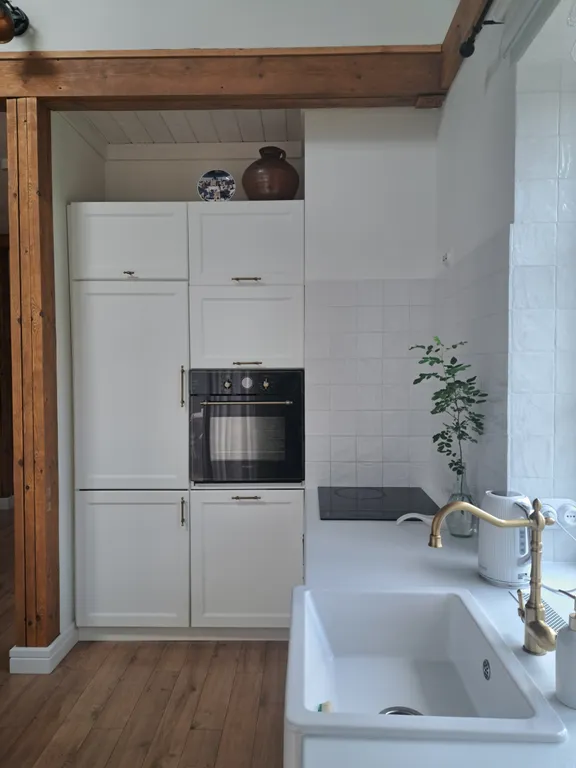 Белый дом на тихой улочке