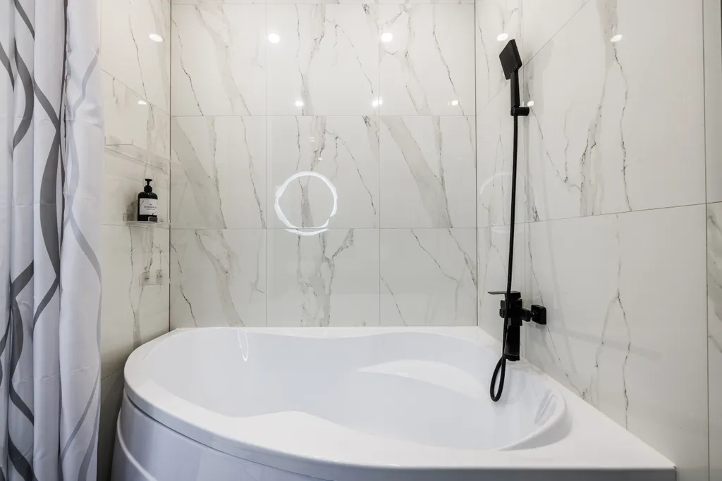 Уютная кино-студия с проектором и большой ванной