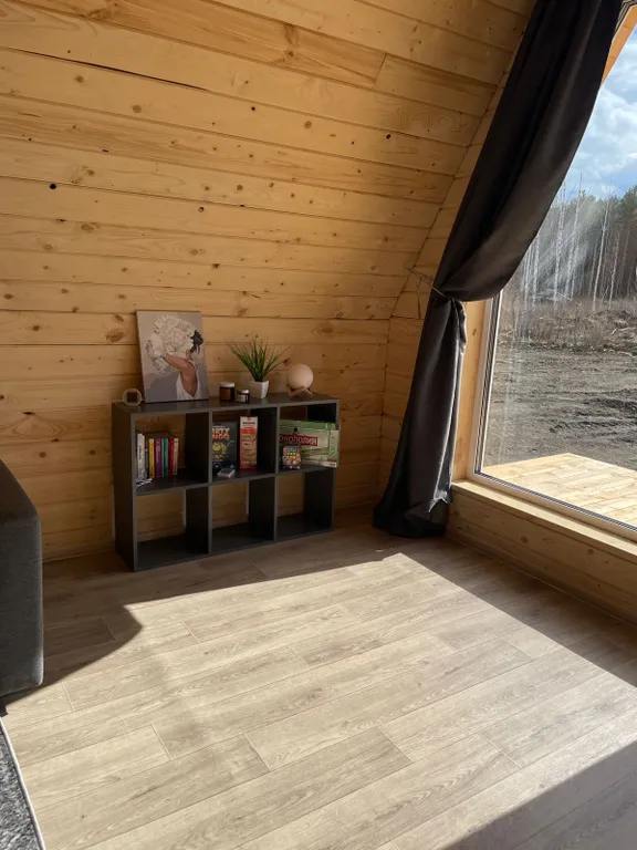 Уютный дом у ручья