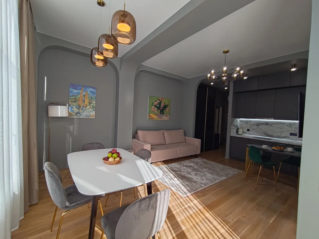 Дизайнерский апартамент с балконом в окружении леса