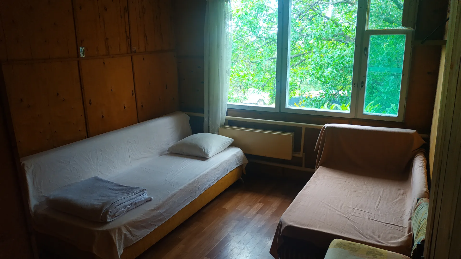 Комната с раскладным двухместным диваном и шкафом